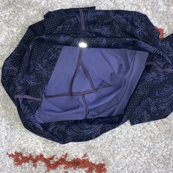 Like New- Lululemon- Size 10- High Rise Wunder Unders- 💜&🖤- 28” Inseam - Picture 12 of 13